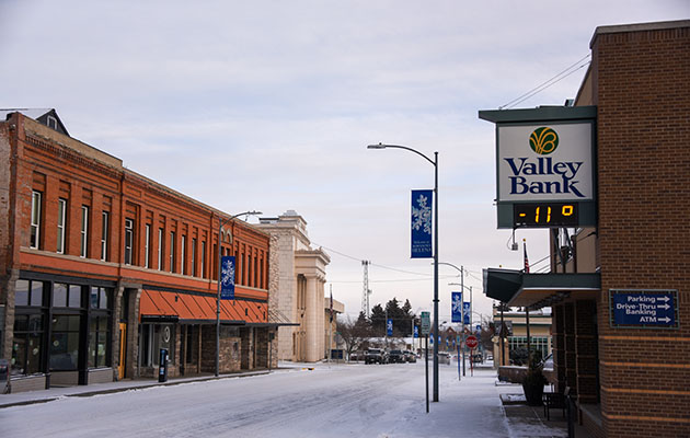A sign on a bank reads -11 degrees.